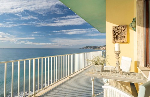 Riva Ligure Apartment | Beautiful apartment for 4 people with WIFI, TV and balcony
