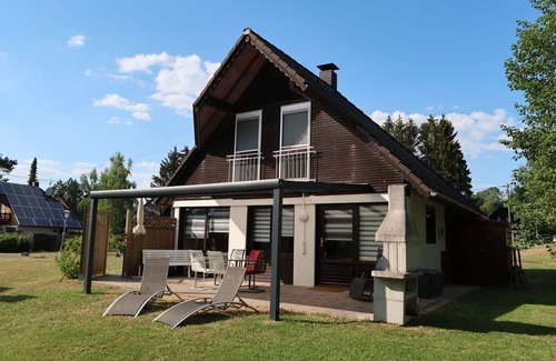 Frielendorf House | Beautiful apartment in villa for 6 guests with WIFI, TV, terrace and pets allowed