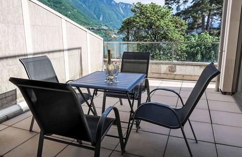 Montreux Apartment | Beautiful apartment for 8 people with WIFI, A/C, pool, TV, balcony and panoramic view