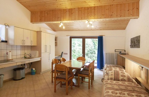 Trarbach Apartment | Beautiful apartment for 6 people with WIFI, hot tub, TV, patio, pets allowed and parking