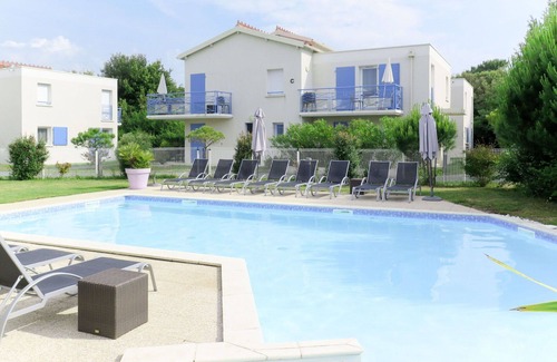 Saint-Palais-sur-Mer Apartment | Beautiful apartment for 6 people with hot tub, WIFI, pool, TV, balcony and pets allowed