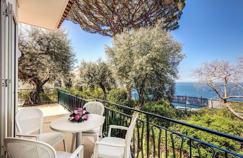 Sorrento City Centre Villa | BEAUTIFUL APARTMENT IN WONDERFUL VILLA IN SORRENTO CENTER SEA FRONT
