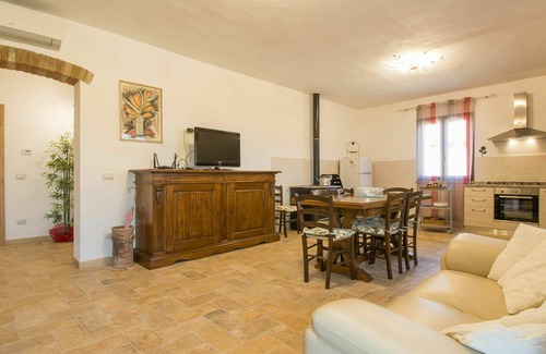 Pomarance Villa | Beautiful apartment in villa for 12 guests with WIFI, A/C, TV, patio and pets allowed