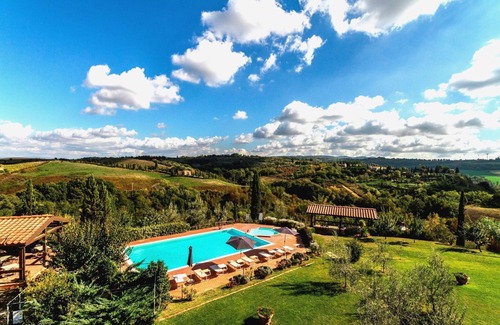Sughera Apartment | Beautiful apartment with WIFI, A/C, pool, TV, veranda and panoramic view, close to San Gimignano