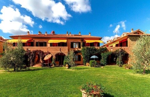 Sughera Apartment | Beautiful apartment with WIFI, A/C, pool, TV, veranda and panoramic view, close to San Gimignano