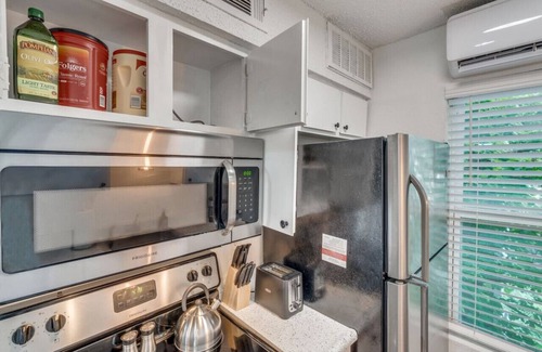 Hyde Park Apartment | Beautiful Austin Studio Sleeps 4 10min to Downtown