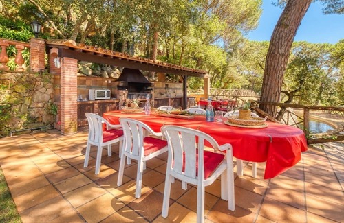 Urbanizacion El Mas Reixac Villa | Beautiful authentic Spanish house with huge pool and outdoor kitchen!