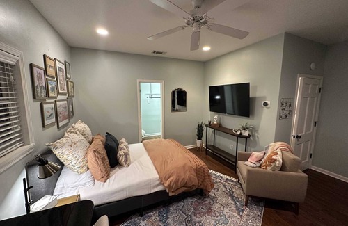 East Memphis House | Beautiful Backhouse Studio With Kitchen