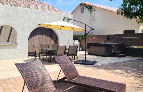 Mountain Crest House | Beautiful Backyard Comfortable Phoenix Getaway!