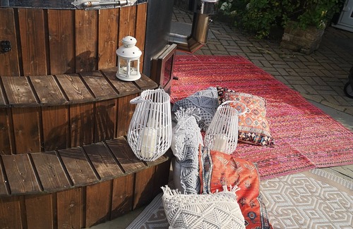 Harrietsham Cottage | Beautiful barn with private log fired hot tub overlooking the North Downs.