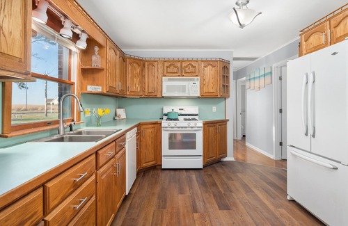 Saxis House | Beautiful Bayfront with Sanctuary Private Beach