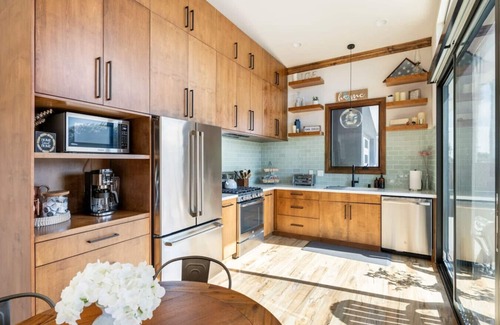 Crown Point House | Beautiful Bayside Beach Home in Pacific Beach