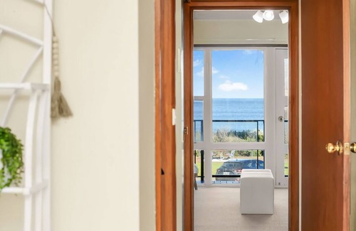 Victor Harbor House | Beautiful Beach Front Townhouse