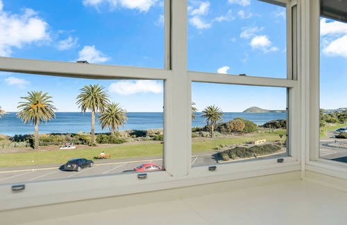 Victor Harbor House | Beautiful Beach Front Townhouse