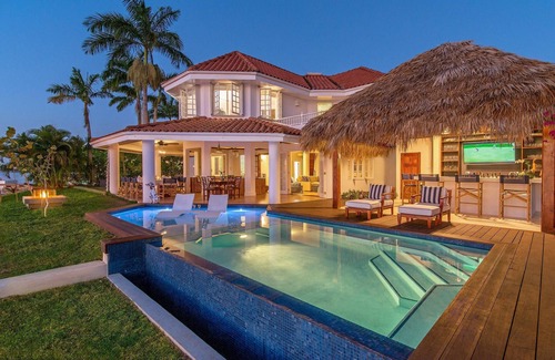 Lagoons Villa | Beautiful Beachfront Villa in a Gated Community, Private Pool/Bar, Fully Staffed