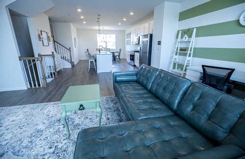 Grayslake House | Beautiful Bright Modern Townhome, 3 bdrm, 2.5 bath, pets allowed.