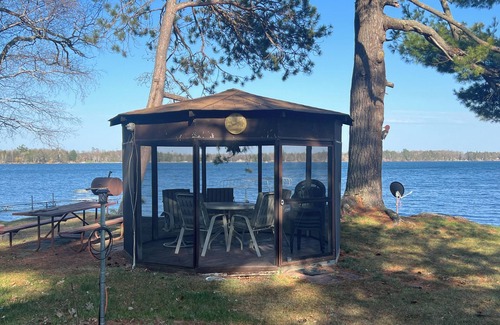 McGregor Cabin | Beautiful Cabin at Round Lake Resort - Brown Cabin