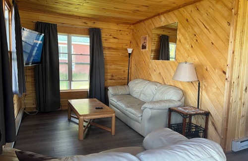 McGregor Cabin | Beautiful Cabin at Round Lake Resort- White Cabin