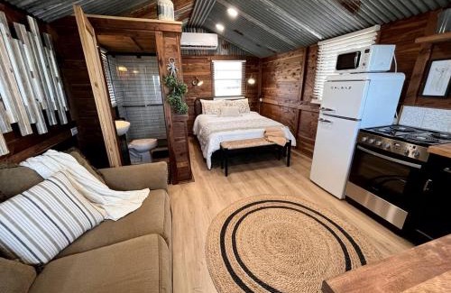 Hemphill House | Beautiful Cabin by the Lake Nestled in Sabine National Forest for a Romantic Retreat in Hemphill, Texas