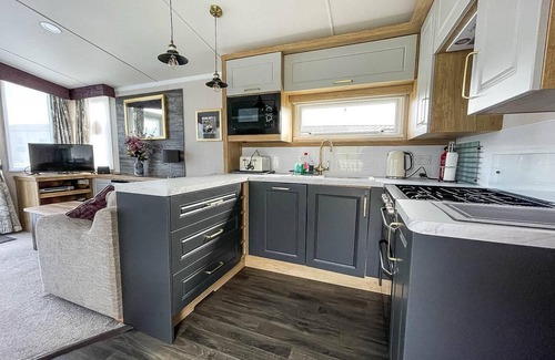 Walton on the Naze House | Beautiful caravan with decking at Naze Marine Park, sleeps 8 ref 17341BR