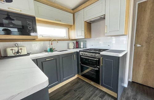 Walton on the Naze House | Beautiful caravan with decking at Naze Marine Park, sleeps 8 ref 17341BR