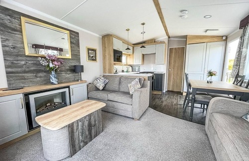 Walton on the Naze House | Beautiful caravan with decking at Naze Marine Park, sleeps 8 ref 17341BR