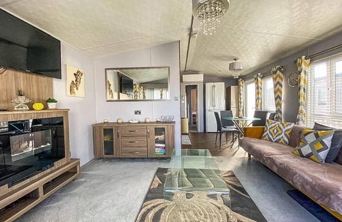 Swalecliffe House | Beautiful caravan at Seaview Holiday Park in Kent ref 47028PB