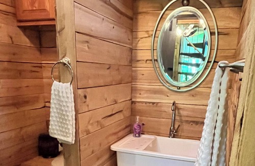 Kent County Cabin | Beautiful cedar treehouse that has wall-to-wall windows, forest and river view!