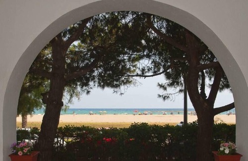 Comarruga Villa | BEAUTIFUL COLONIAL-STYLE VILLA IN FRONT OF THE BEACH