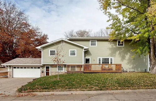 Pella House | Beautiful, comfortable, space close to town. Accommodates large group bookings!