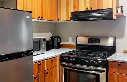 Ucluelet Apartment | Beautiful Condo in a Great Location, Oceanfront Complex - OE