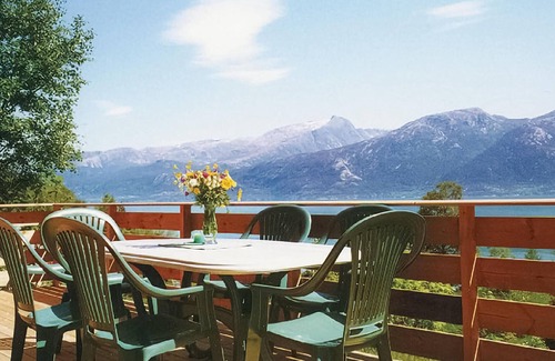 Gjuvsland House | Beautiful cottage in the middle of the picturesque Hardangerfjord, on the island Varaldsøy.