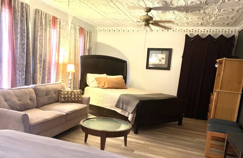 Springfield Cottage | Beautiful Cottage..near Bass Pro\Mercy... Sleeps up to 10 with 4 queen beds