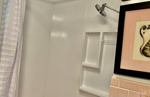Springfield Cottage | Beautiful Cottage..near Bass Pro\Mercy... Sleeps up to 10 with 4 queen beds