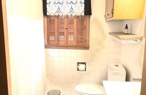Springfield Cottage | Beautiful Cottage..near Bass Pro\Mercy... Sleeps up to 10 with 4 queen beds