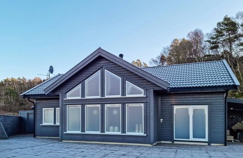 Lyngdal House | Beautiful cottage on a sunny and sheltered plot with panoramic views.