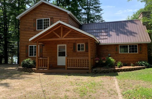 Wetmore Cottage | Beautiful Cottage on Lake 20 Minutes from Munising