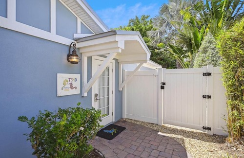 Holmes Beach Cottage | Beautiful cottage just around the corner from the beach with Private Pool!