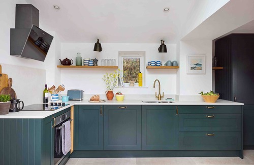 Helford Cottage | Beautiful cottage with sea views and private beach access