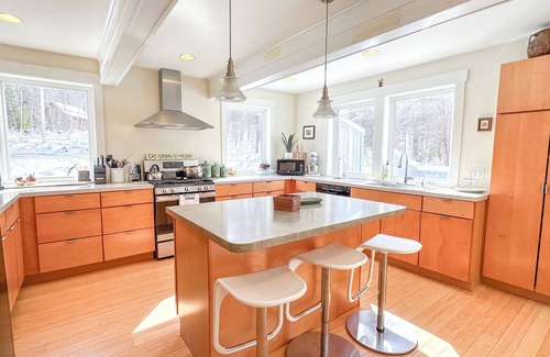 Warren House | Beautiful Country Home with Hot Tub & Pool Table