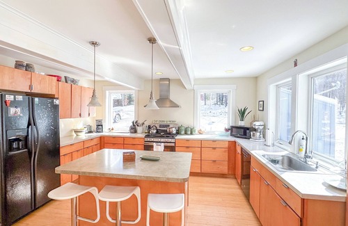 Warren House | Beautiful Country Home with Hot Tub & Pool Table