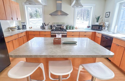 Warren House | Beautiful Country Home with Hot Tub & Pool Table