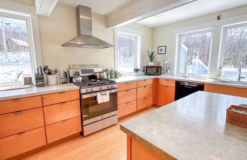 Warren House | Beautiful Country Home with Hot Tub & Pool Table