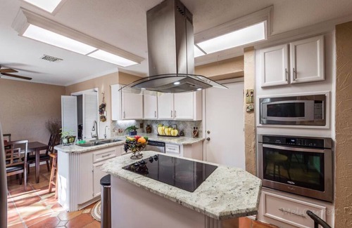 Missouri City House | Beautiful Cozy House W/Heated Saltwater Pool & Spa 💦