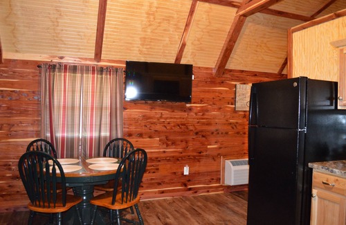 Hughes County Cabin | Beautiful cozy rustic cedar cabin located close to Rocky Top Winery.