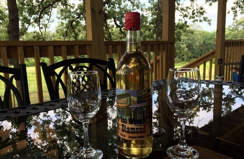 Hughes County Cabin | Beautiful cozy rustic cedar cabin located close to Rocky Top Winery.