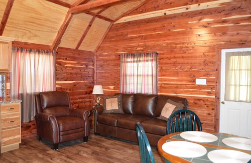 Hughes County Cabin | Beautiful cozy rustic cedar cabin located close to Rocky Top Winery.