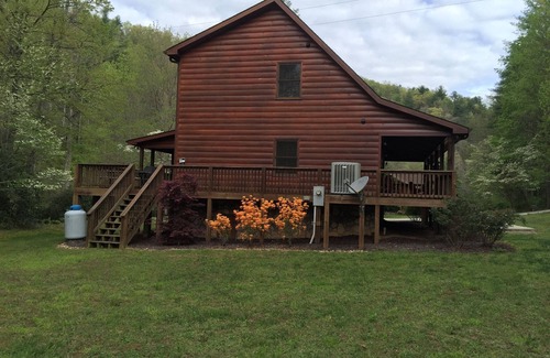 Robbinsville Cabin | Beautiful Creekside Cabin 3 Bedroom Robbinsville, NC Perfect Family Location!