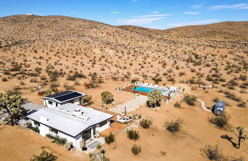Yucca Valley House | Beautiful Desert home W/huge Pool & Hot Tub