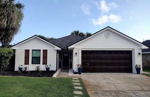 Seaspray House | Beautiful! Destin FL area, 5 minute Walk to Beach, Community Pool, Sleeps 10!